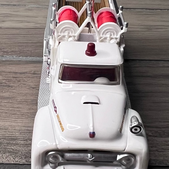 Hallmark 2015 Christmas Ornament 1956 Ford FireEngine Fire Brigade 13 Series NEW - Picture 6 of 9